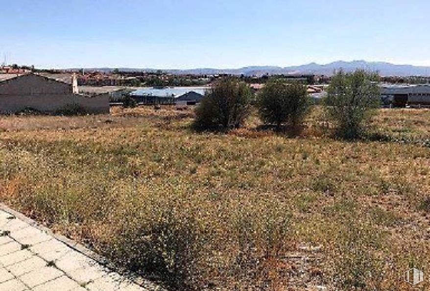 Land for sale at Calle Campo Azálvaro, 11, Ávila, 05004 with house, sky, plant, natural landscape, land lot, mountain, grass, landscape, shrub and plain around