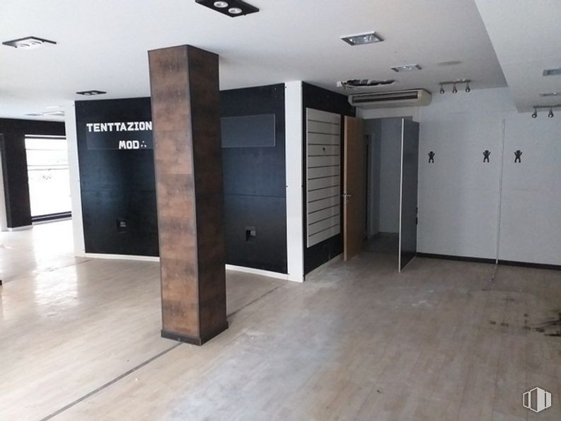 Local en alquiler y venta en Calle Moraleja, Alcorcón, Madrid, 28921 con diseño de interiores, pavimento, madera, piso, propiedad material, madera, techo, accesorio, espacio y vidrio alrededor