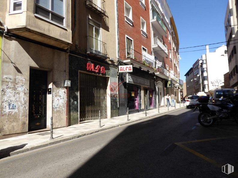 Retail for sale at Zona Colón/ Cuatro Caminos, Cuenca, 16002 with building, window, motorcycle, tire, wheel, sky, road surface, vehicle, automotive lighting and asphalt around