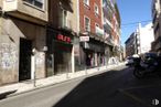 Retail for sale at Zona Colón/ Cuatro Caminos, Cuenca, 16002 with building, window, motorcycle, tire, wheel, sky, road surface, vehicle, automotive lighting and asphalt around