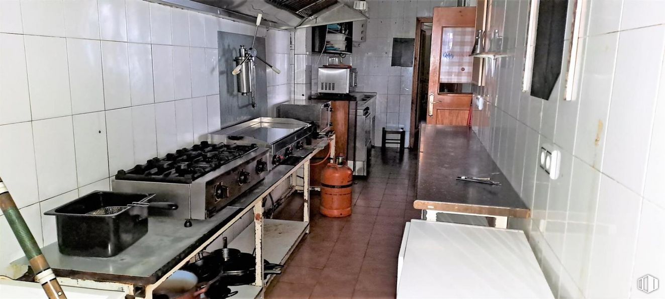 Retail for sale at Barrio San Lorenzo, Segovia, 40003 with property, gas stove, interior design, kitchen stove, floor, kitchen appliance, wood, building, stove and cooktop around