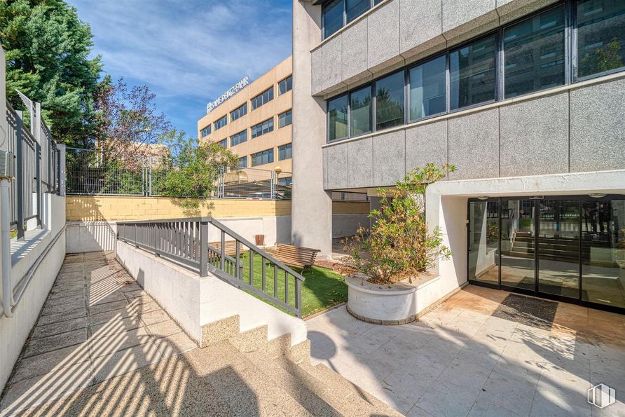 Oficina en alquiler y venta en Avenida Artesanos, 48, Tres Cantos, Madrid, 28760 con planta de interior, maceta, ventana, planta, edificio, diseño urbano, condominio, nube, superficie de la carretera y zona residencial alrededor