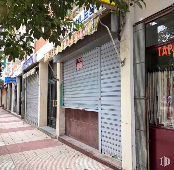 Local en venta en Plaza San Juan de Covas, 3, Alcorcón, Madrid, 28925 con puerta, persiana de la ventana, madera, superficie de carretera, edificio, planta, barrio, pared, fachada y casa alrededor