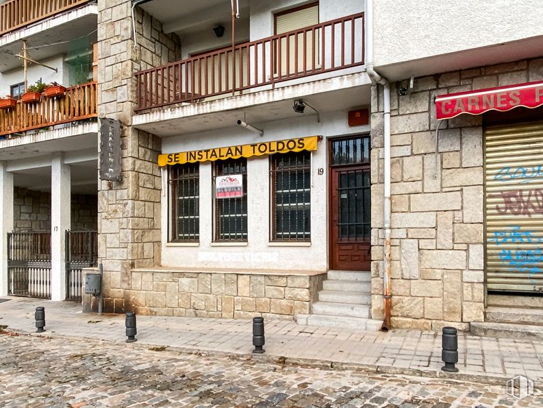 Local en alquiler en Calle Iglesia, Navacerrada, Madrid, 28491 con ventana, edificio, puerta, madera, barrio, ladrillo, fachada, albañilería, accesorio y ciudad alrededor