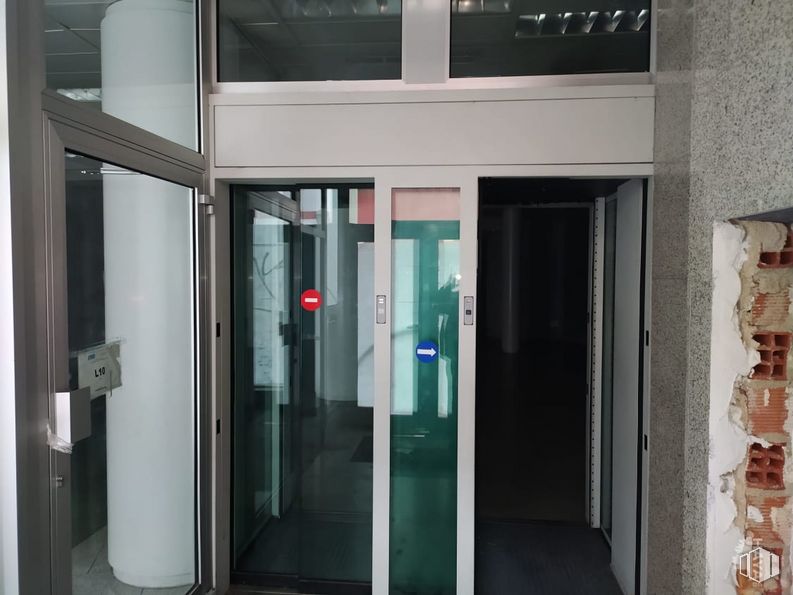 Retail for sale & for rent at Calle Alejandro Sánchez, 23, Carabanchel, Madrid, 28019 with door, building, fixture, automotive exterior, vehicle door, home door, handle, house, glass and door handle around