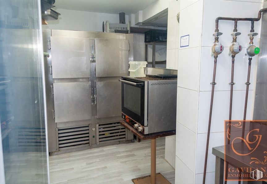 Local en venta en Calle Constitución, Daganzo de Arriba, Madrid, 28814 con refrigerador, electrodoméstico, aparato de cocina, diseño de interiores, cocina, ebanistería, estufa de cocina, madera, pavimento y gas alrededor