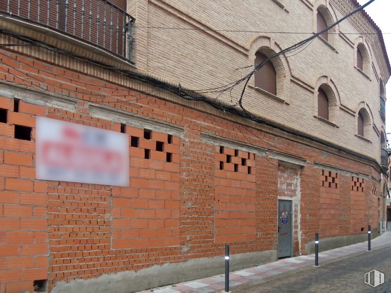 Retail for rent at Plaza Valderas y Pedraza, Los Yébenes, Toledo, 45470 with window, brickwork, brick, building, building material, wood, material property, facade, city and landmark around