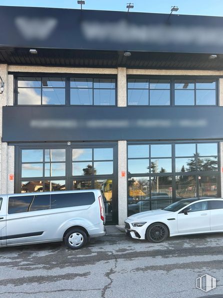 Industrial for rent at Calle Plasencia, Móstoles, Madrid, 28935 with car, van, wheel, tire, window, automotive exterior, commercial building, luxury vehicle, family car and parking around