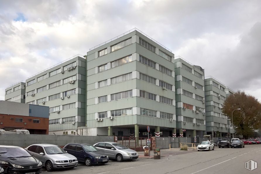 Industrial for sale at Calle Gamonal, 5, Villa de Vallecas, Madrid, 28031 with car, building, automotive parking light, cloud, land vehicle, daytime, property, sky, wheel and window around