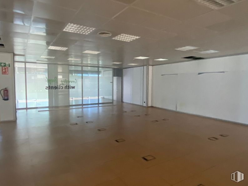 Oficina en alquiler en Edificio Inbisa, Avenida Pirineos, 7, San Sebastián de los Reyes, Madrid, 28700 con accesorio, pasillo, suelo, piso, edificio, madera, techo, puerta, vidrio y espacio alrededor