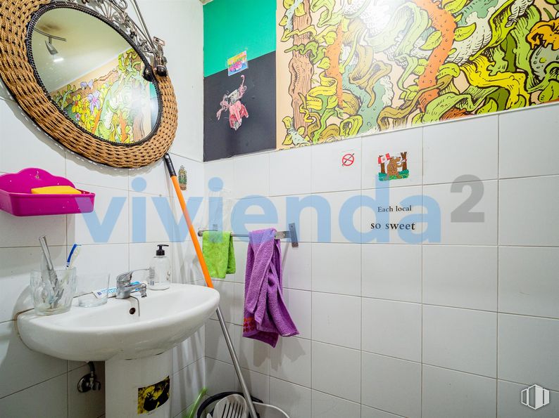 Retail for sale at Calle San Vicente Ferrer, Centro, Madrid, 28004 with sink, mirror, photograph, tap, plumbing fixture, bathroom sink, green, purple, interior design and bathroom around