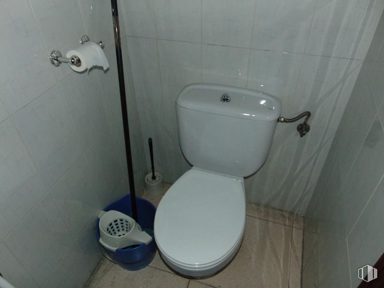 Retail for rent at Paseo Santo Tomás, Ávila, 05003 with toilet, toilet seat, plumbing fixture, white, bathroom, purple, household supply, plumbing, floor and flooring around