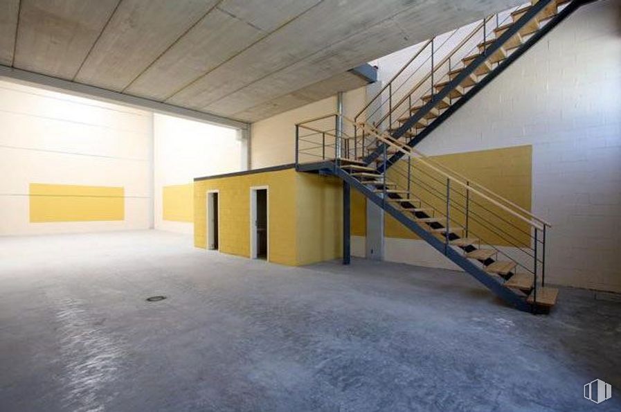 Industrial for rent at Polígono Industrial Coslada, Coslada, Madrid, 28820 with building, wood, stairs, interior design, flooring, floor, composite material, hall, real estate and house around