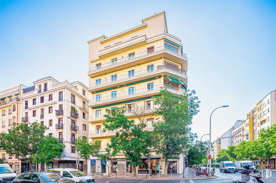 Local en alquiler en Calle Narváez, 27, Salamanca, Madrid, 28009 con edificio, coche, cielo, durante el día, propiedad, rueda, ventana, luz de la calle, vehículo y infraestructura alrededor