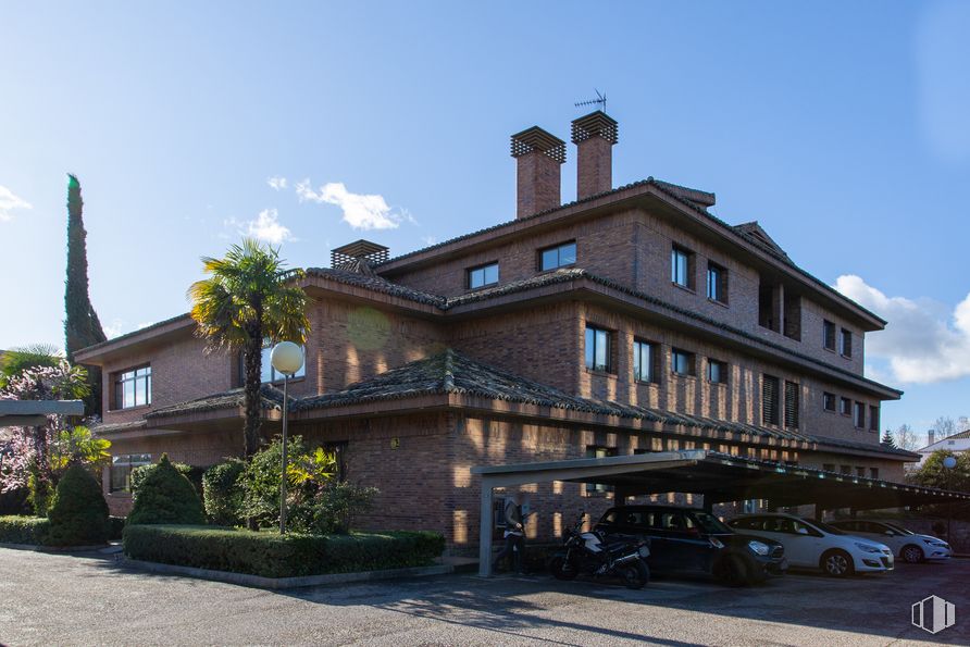 Oficina en alquiler en Calle Gobelas, 13, Moncloa - Aravaca, Madrid, 28023 con coche, edificio, cielo, nube, planta, ventana, neumático, rueda, árbol y zona residencial alrededor