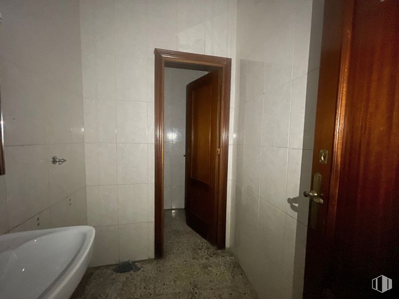 Retail for sale at Zona Avenida de Madrid, Ávila, 05005 with sink, bathtub, door, fixture, wood, floor, plumbing fixture, bathroom, flooring and building around