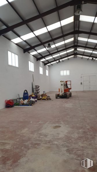 Industrial for sale at Calle Cedro, Arganda del Rey, Madrid, 28500 with window, floor, ceiling, flooring, hall, building material, beam, concrete, daylighting and fluorescent lamp around