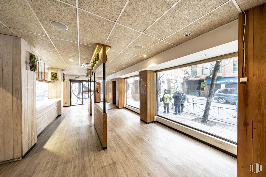 Retail for sale & for rent at Calle Jerónima Llorente, 1, Tetuán, Madrid, 28039 with car, person, wood, flooring, floor, ceiling, interior design, composite material, wood flooring and glass around