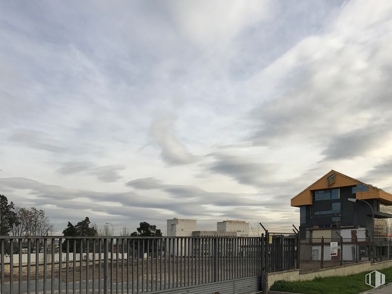 Nave en alquiler en Avenida Jarama, 17, Coslada, Madrid, 28823 con edificio, nube, cielo, planta, valla, árbol, casa, cúmulo, asfalto y paisaje alrededor