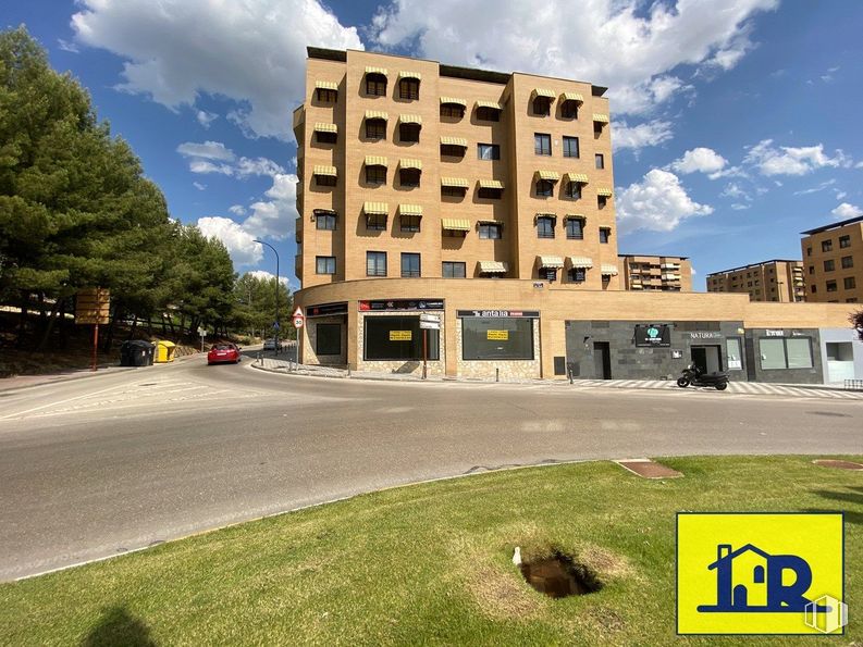 Retail for rent at Zona Buenavista, Cuenca, 16002 with building, animal, cloud, sky, window, tree, land lot, urban design, grass and asphalt around