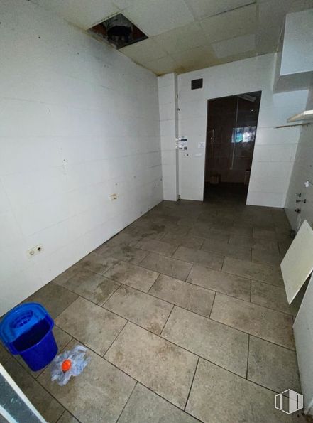 Retail for sale & for rent at Zona Santa Bárbara, Toledo, 45006 with waste container, property, fixture, door, flooring, wood, floor, wall, tile flooring and gas around