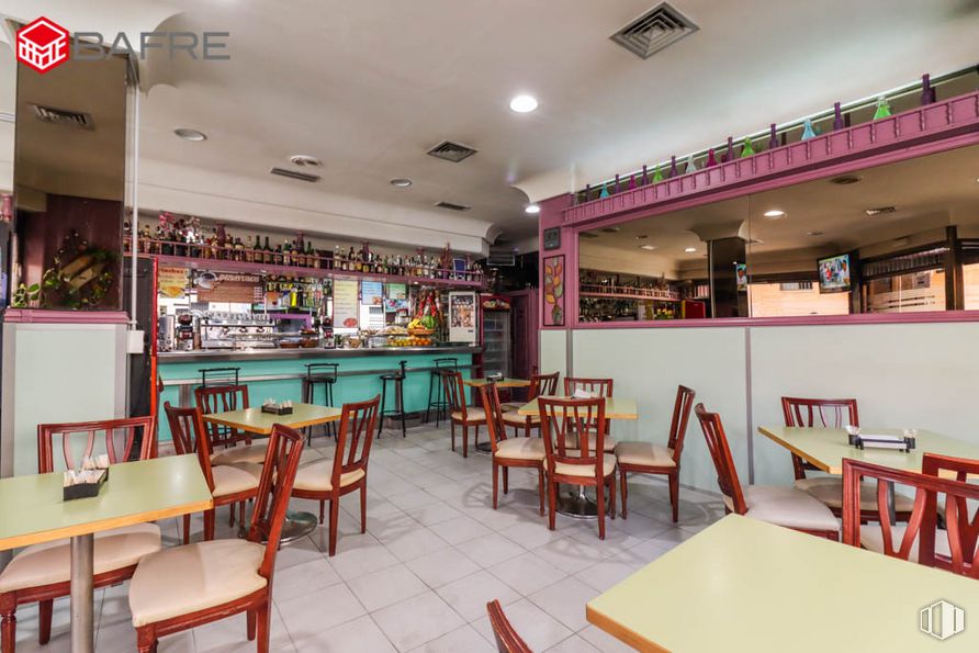 Local en venta en Calle Mesejo, Retiro, Madrid, 28007 con silla, mesa, mueble, mesa, ocio, planta de interior, suelos, cafetería, venta al por menor y techo alrededor