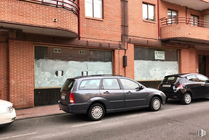 Local en alquiler y venta en Calle Gredos, 10, Ávila, 05002 con coche, neumático, ventana, rueda, luz de estacionamiento automotriz, vehículo terrestre, vehículo, luz de posición lateral automotriz, vehículo de motor y placa de matrícula del vehículo alrededor