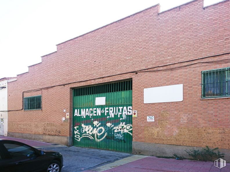 Nave en alquiler en Calle Núñez de Guzmán, 11, Alcalá de Henares, Madrid, 28802 con ventana, coche, luz de estacionamiento, propiedad, planta, vehículo, albañilería, ladrillo, asfalto y cielo alrededor