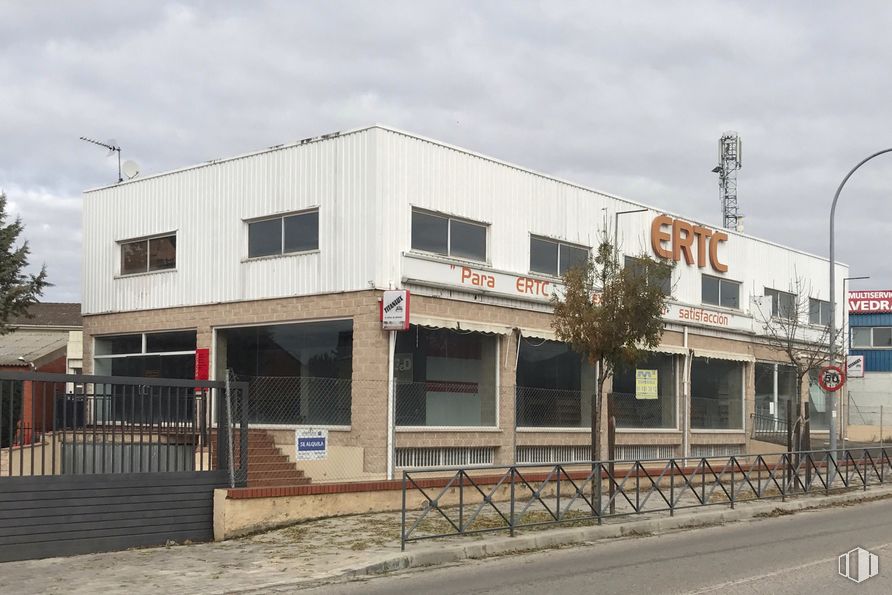 Industrial for rent at Calle Madrid, Fuente el Saz de Jarama, Madrid, 28140 with building, sky, cloud, property, window, street light, residential area, tree, real estate and commercial building around