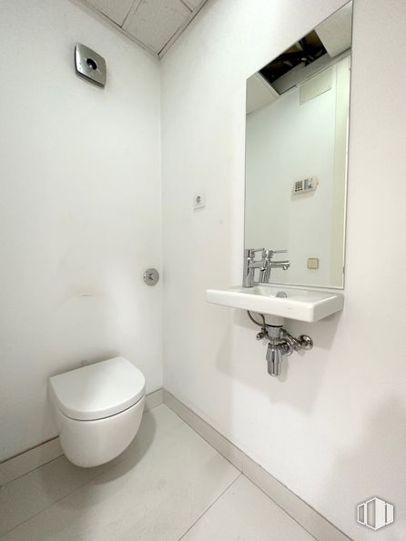 Office for rent at Avenida América, Salamanca, Madrid, 28002 with toilet, sink, plumbing fixture, bathroom, toilet seat, flooring, interior design, floor, plumbing and bathroom sink around