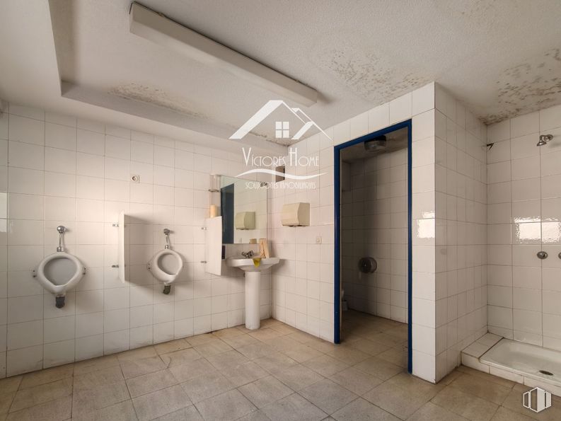 Industrial for rent at Carretera Villaverde a Vallecas, Villa de Vallecas, Madrid, 28031 with toilet, flooring, floor, ceiling, plumbing fixture, plumbing, bathroom, room, tile and light fixture around