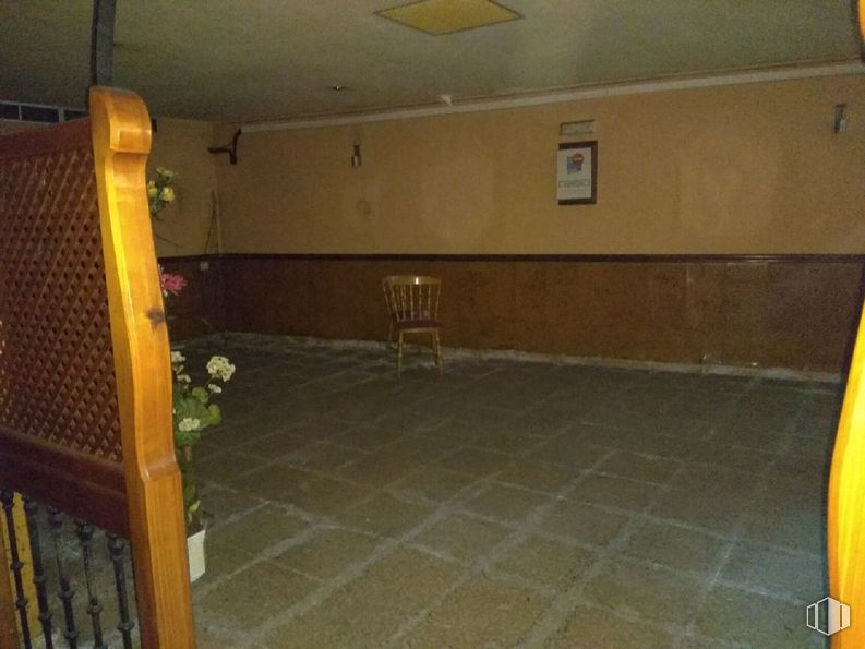 Retail for sale at Calle Herradero, 2, Arenas de San Pedro, Ávila, 05400 with furniture, yellow, floor, flooring, house, ceiling, hall, wood, door and hardwood around