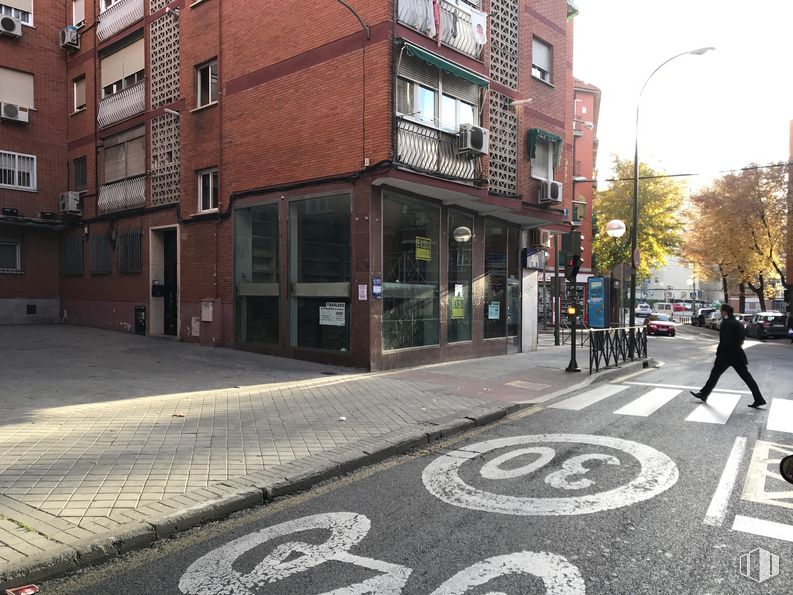 Local en venta en Calle Canarias, 11, Móstoles, Madrid, 28931 con persona, edificio, día, ventana, luz de la calle, infraestructura, superficie de carretera, árbol, asfalto y diseño urbano alrededor