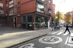 Retail for sale at Calle Canarias, 11, Móstoles, Madrid, 28931 with person, building, daytime, window, street light, infrastructure, road surface, tree, asphalt and urban design around