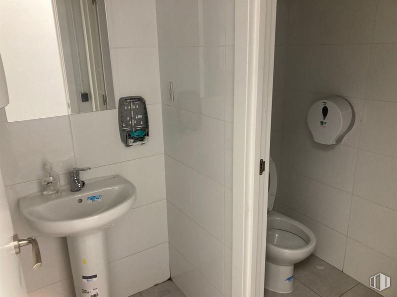 Retail for sale & for rent at Plaza del Salvador, Leganés, Madrid, 28912 with toilet, sink, plumbing fixture, property, bathroom, toilet seat, building, purple, black and bathroom sink around