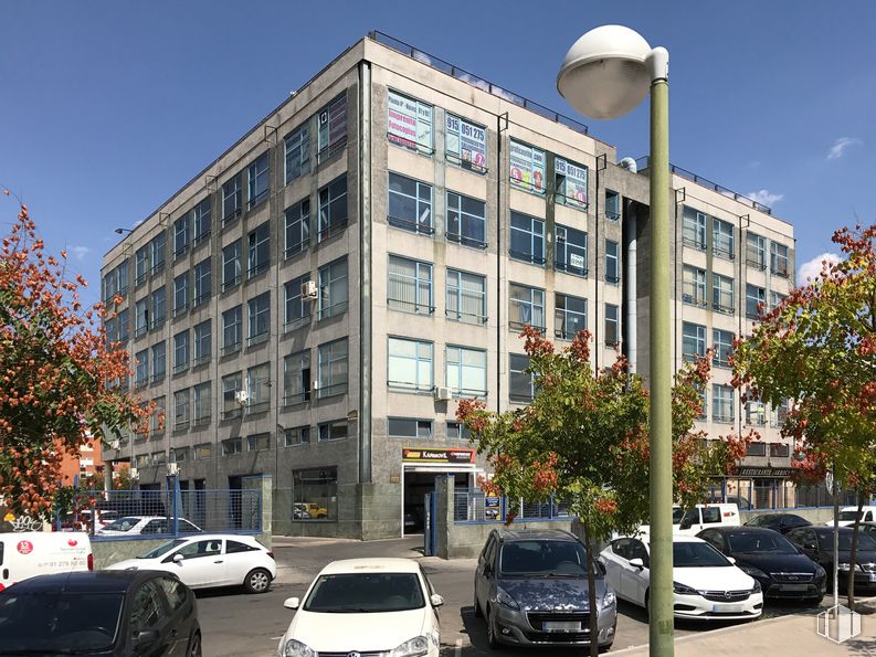 Nave en venta en Calle Arroyo Bueno, 2B, Villaverde, Madrid, 28021 con coche, edificio, luz de estacionamiento automotriz, rueda, vehículo terrestre, neumático, cielo, vehículo, propiedad y infraestructura alrededor