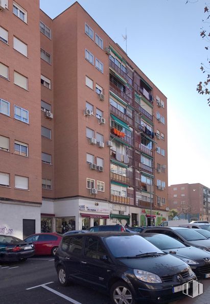 Local en alquiler y venta en Calle Húmera, 18, Fuenlabrada, Madrid, 28945 con coche, rueda, edificio, vehículo terrestre, neumático, vehículo, cielo, ventana, infraestructura y diseño automotriz alrededor