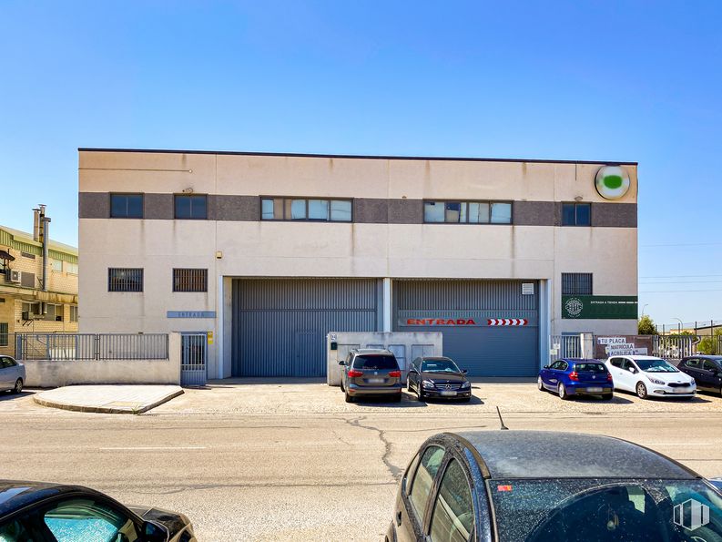 Nave en alquiler y venta en Calle Puerto Navafría, 31, Móstoles, Madrid, 28935 con coche, edificio, luz de estacionamiento, vehículo terrestre, cielo, vehículo, ventana, neumático, rueda y vehículo de motor alrededor