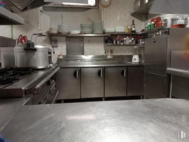 Retail for rent at Zona Fuentelarreina, Fuencarral - El Pardo, Madrid, 28034 with refrigerator, countertop, gas stove, kitchen appliance, home appliance, cabinetry, kitchen stove, kitchen, cooktop and stove around