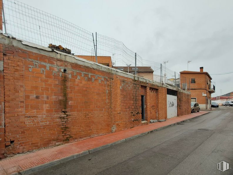 Retail for sale at Calle Carreteros, 9, Loeches, Madrid, 28890 with sky, building, wood, window, brickwork, brick, electricity, road surface, facade and cloud around