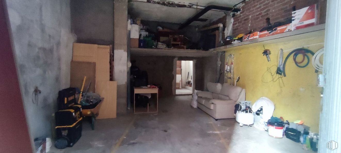 Retail for sale at Calle Virgen de las Fuentes, 1, Ávila, 05005 with couch, table, luggage & bags, property, interior design, building, floor, wall, flooring and house around