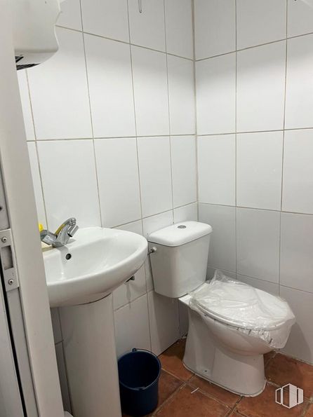 Local en alquiler y venta en Camino Viejo de Leganés, Carabanchel, Madrid, 28025 con fregadero, inodoro, espejo, propiedad, accesorios de fontanería, lavabo, grifo, cuarto de baño, morado y asiento del inodoro alrededor