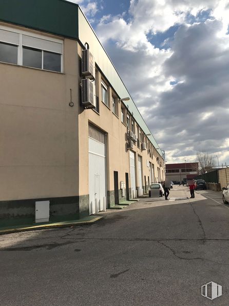 Nave en alquiler en Calle Ciudad de Frías, 11, Villaverde, Madrid, 28021 con ventana, edificio, puerta, nube, cielo, superficie de carretera, arquitectura, asfalto, diseño urbano y camión alrededor