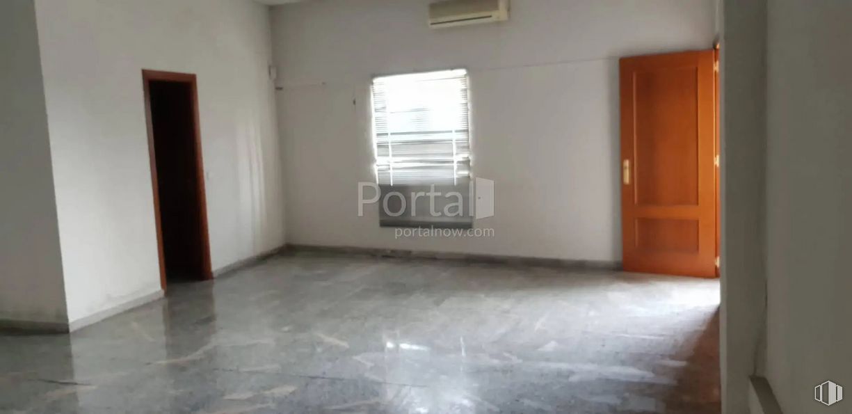 Industrial for sale at Calle Isaac Peral, Valdemoro, Madrid, 28341 with window blind, door, fixture, wood, interior design, flooring, building, floor, hall and shade around