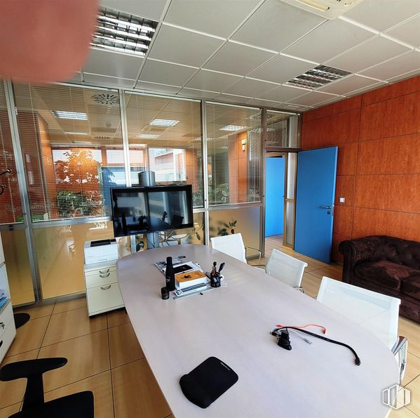 Office for sale & for rent at Calle María Tubau, Fuencarral - El Pardo, Madrid, 28050 with couch, table top, furniture, table, building, interior design, flooring, floor, desk and real estate around