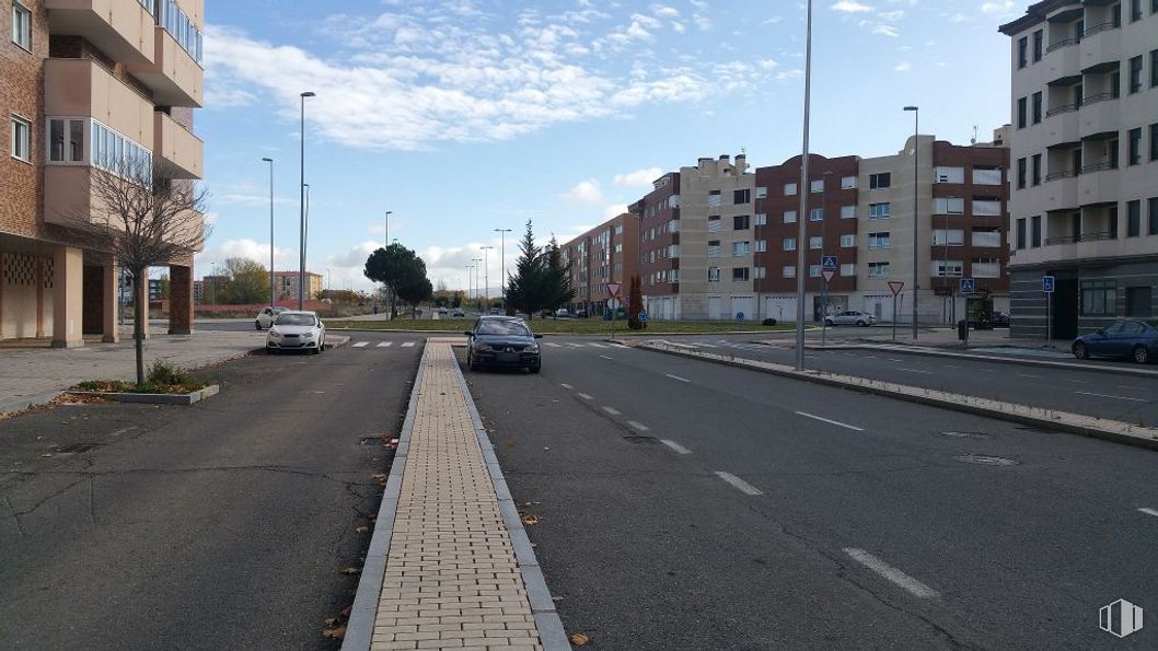 Retail for sale at Zona Ávila Sur, Ávila, 05003 with building, sky, cloud, car, street light, window, infrastructure, road surface, plant and asphalt around