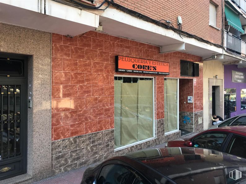 Local en venta en Calle Inmaculada, Móstoles, Madrid, 28931 con coche, luz de estacionamiento, ventana, vehículo, iluminación del automóvil, luces traseras y de freno, capó, vehículo de motor, puerta y edificio alrededor