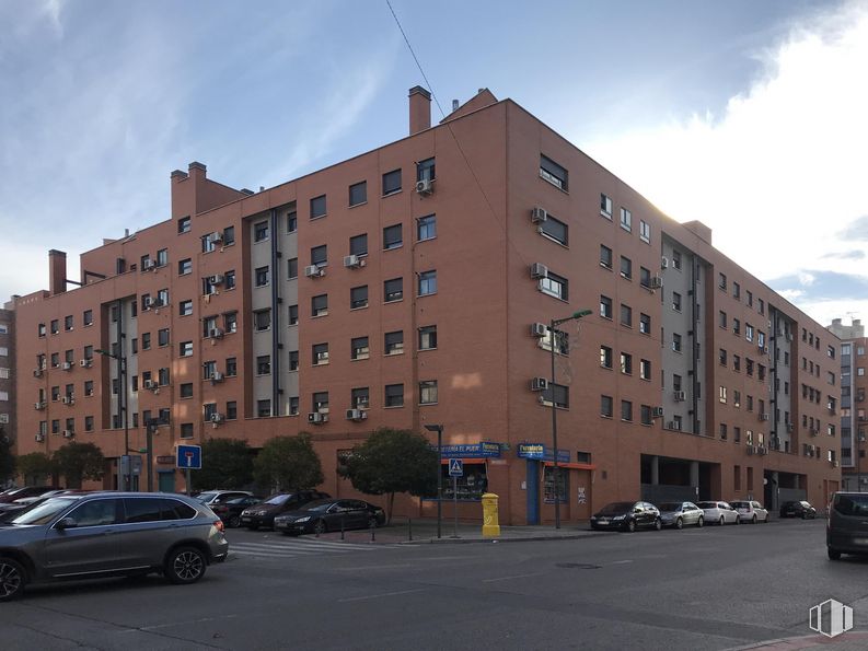 Local en venta en Calle Océano Atlántico, 10, Coslada, Madrid, 28820 con coche, edificio, nube, rueda, vehículo terrestre, cielo, neumático, ventana, vehículo y condominio alrededor