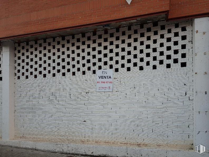 Retail for sale at Calle Ecuador, 2, Cuéllar, Segovia, 40200 with brick, rectangle, wood, brickwork, architecture, building, font, road surface, art and wall around