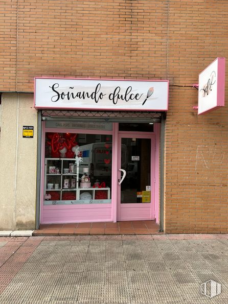 Local en alquiler en Calle Puerto de Alicante, 8, Coslada, Madrid, 28820 con puerta, edificio, accesorio, fuente, ladrillo, fachada, albañilería, madera, señalización y magenta alrededor